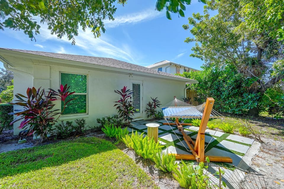 Private Pool Oasis! 1 Mi to Vanderbilt Beach House in Naples Park