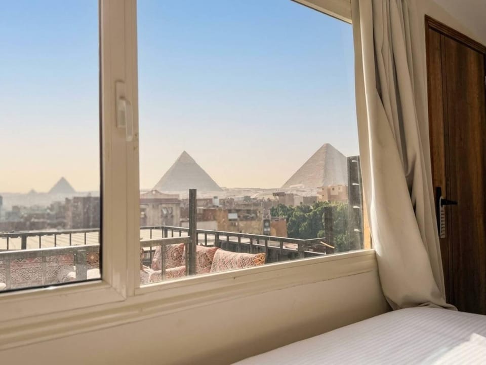 Nearby landmark, Bed, Day, Natural landscape, View (from property/room), Balcony/Terrace, Photo of the whole room, Bedroom, Mountain view