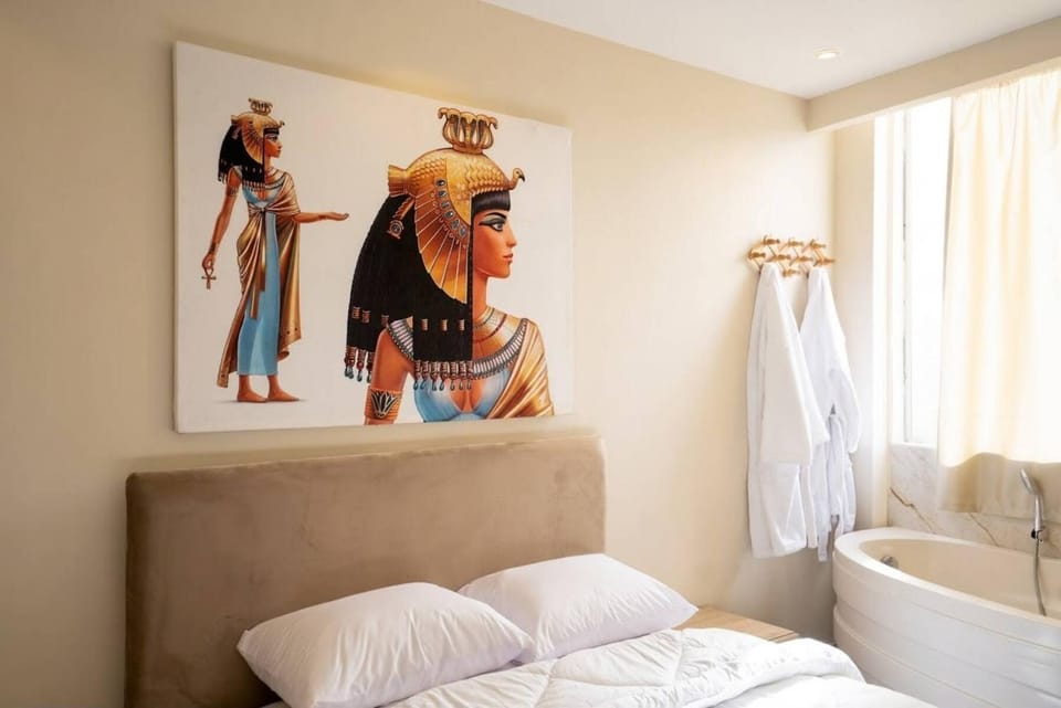 Bed, Photo of the whole room, Decorative detail, Bedroom, towels