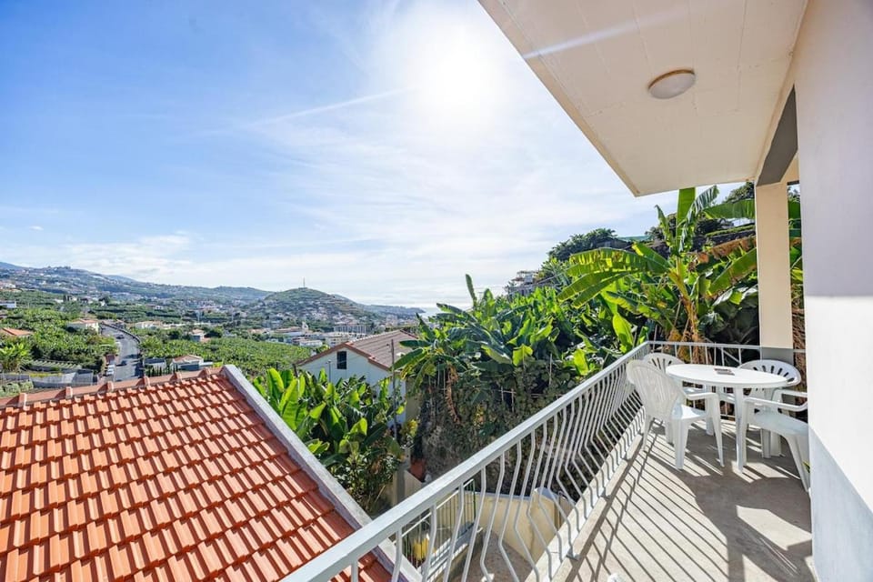 Ana's Family Home by YOUR KEY MADEIRA Apartment in Câmara De Lobos