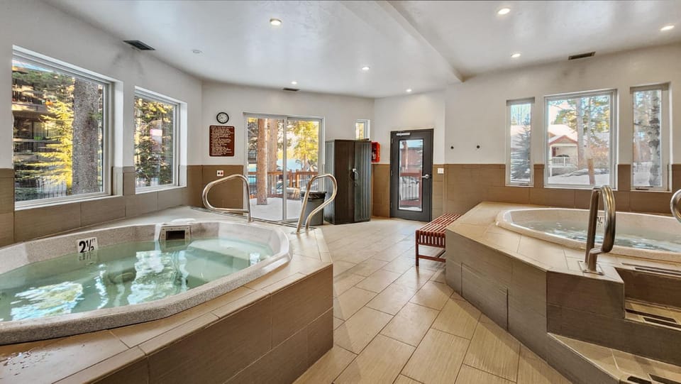 5 Beds, Sleeps 8, Walkable to Peak 8 Lifts, Free Bus Outside Apartment in Breckenridge
