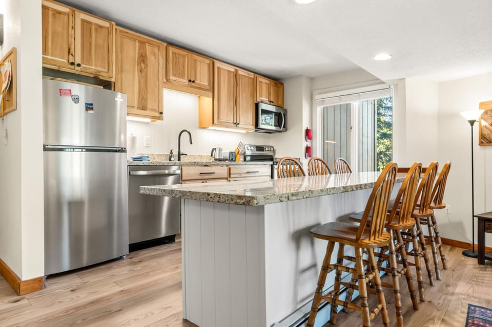 5 Beds, Sleeps 8, Walkable to Peak 8 Lifts, Free Bus Outside Apartment in Breckenridge