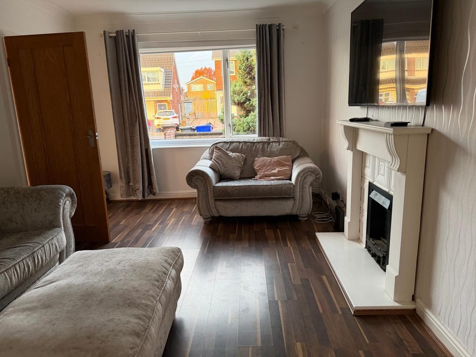 3 Bedroom Semi Big Drive Gigabit WiFi Nice Garden House in Stoke-on-Trent
