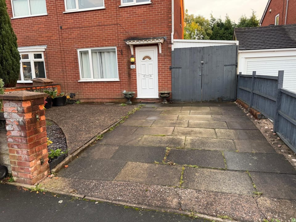 3 Bedroom Semi Big Drive Gigabit WiFi Nice Garden House in Stoke-on-Trent