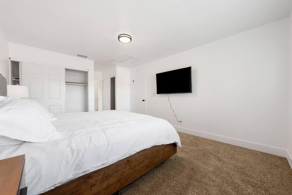 5 BD Home/Pool/Game RM/King Bed/High Ceiling House in Elk Grove