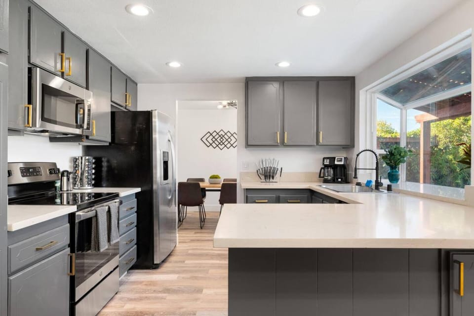 5 BD Home/Pool/Game RM/King Bed/High Ceiling House in Elk Grove