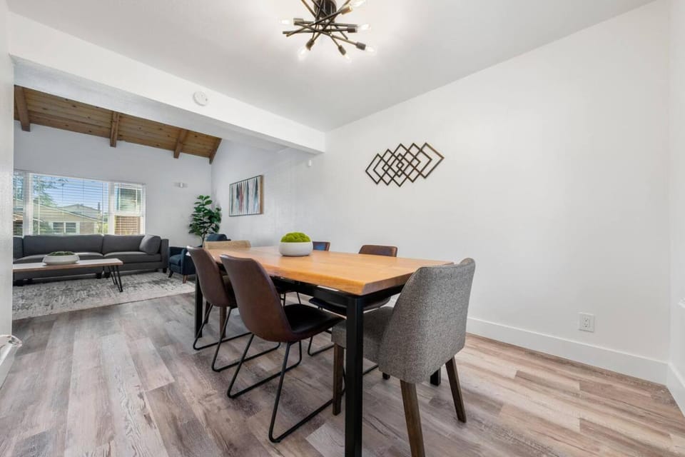 5 BD Home/Pool/Game RM/King Bed/High Ceiling House in Elk Grove