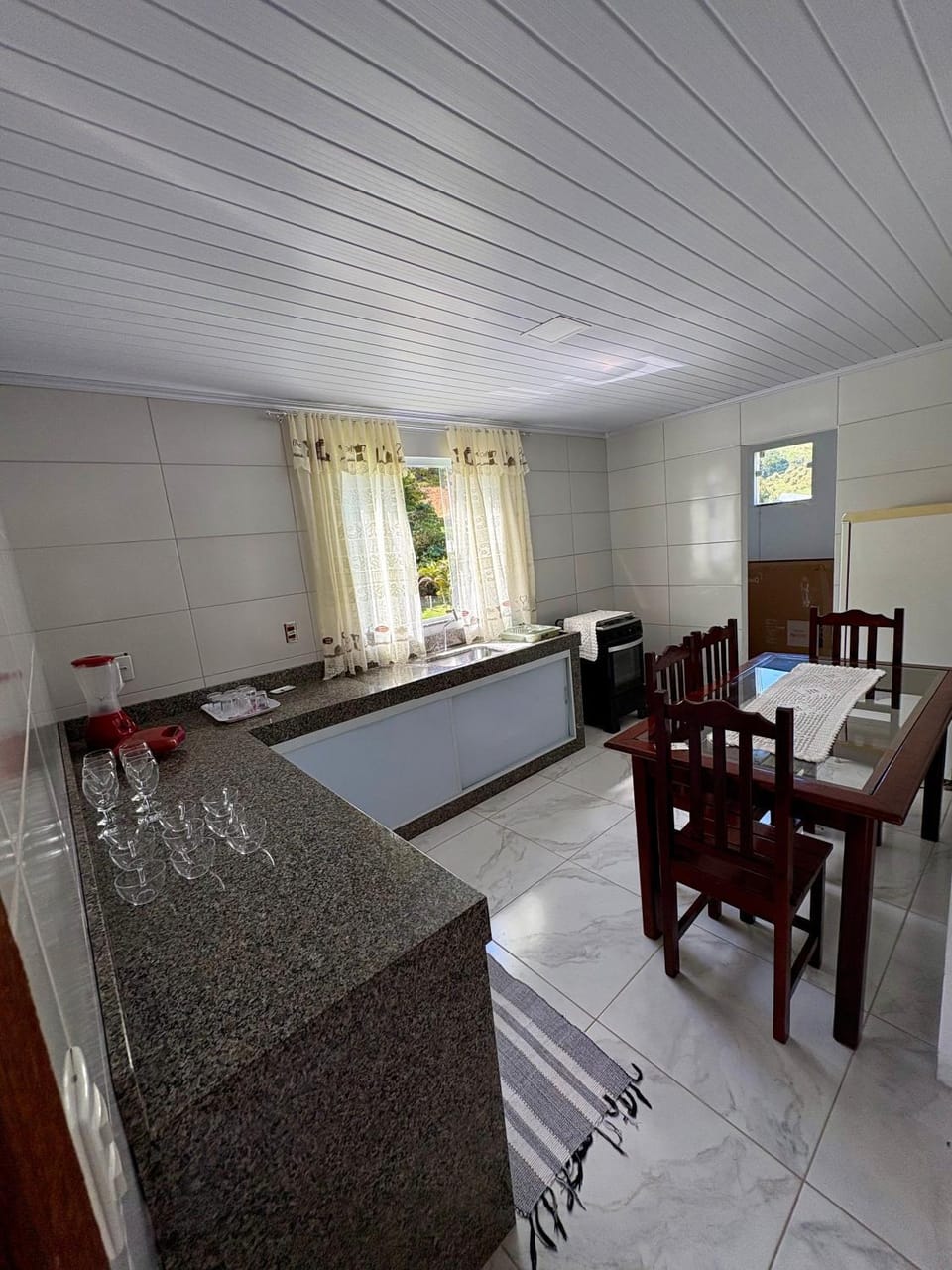 Kitchen or kitchenette, Dining area