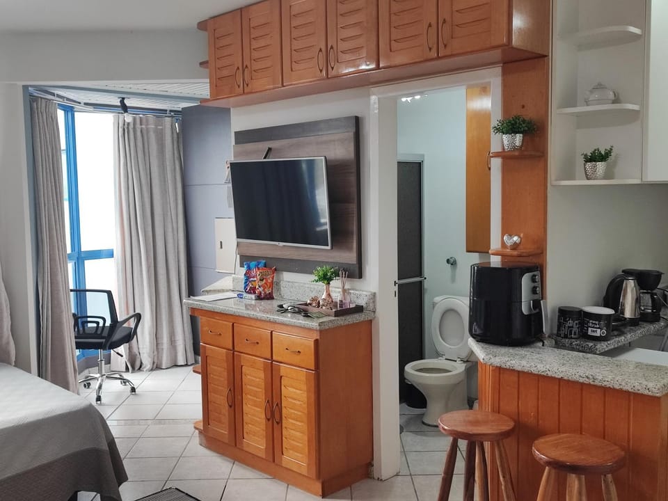 Bed, TV and multimedia, Coffee/tea facilities, Kitchen or kitchenette, Living room, Photo of the whole room, Seating area, Dining area, Bedroom