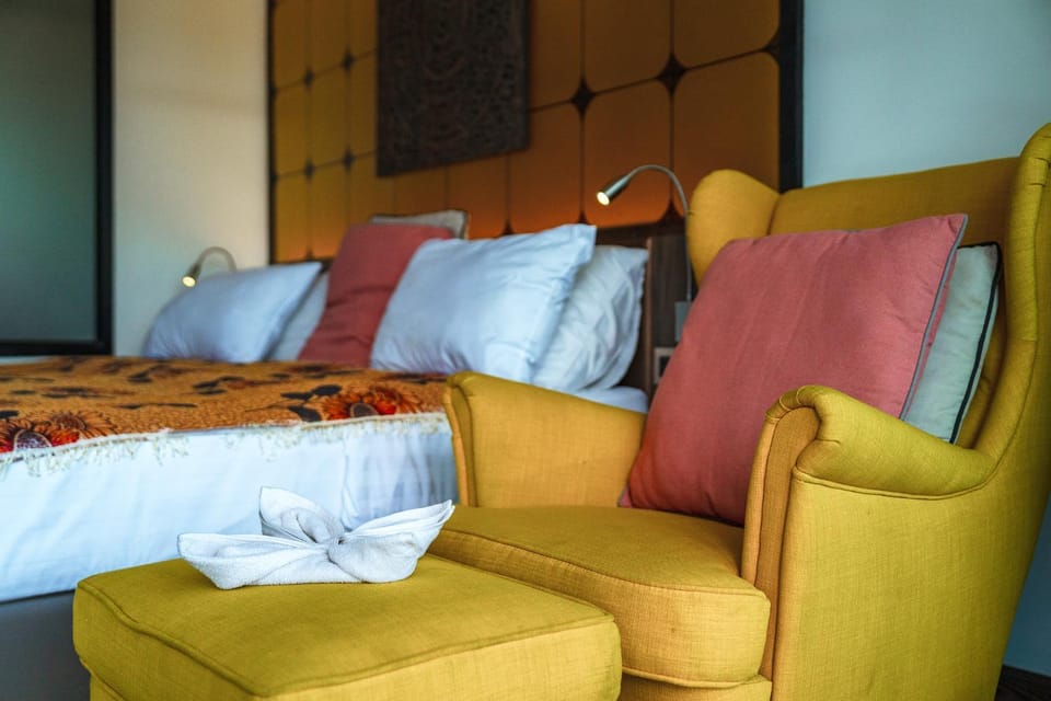 Bed, Living room, Photo of the whole room, Seating area, Bedroom