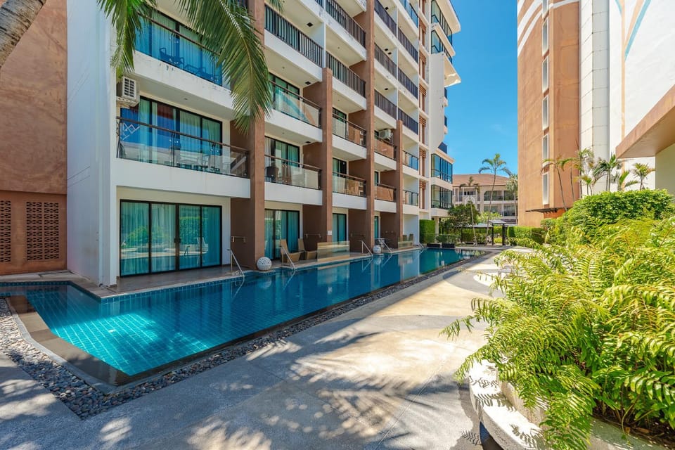 Property building, Day, Pool view, Swimming pool, sunbed