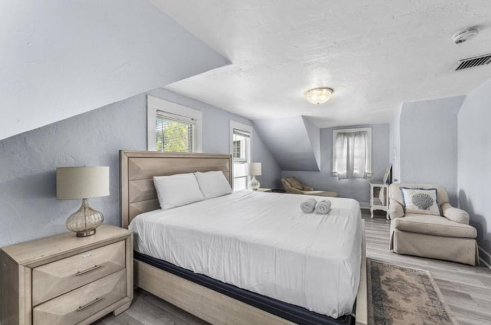 Luxe 3BR Top Floor Oasis with Intracoastal Views Apartment in Lake Worth