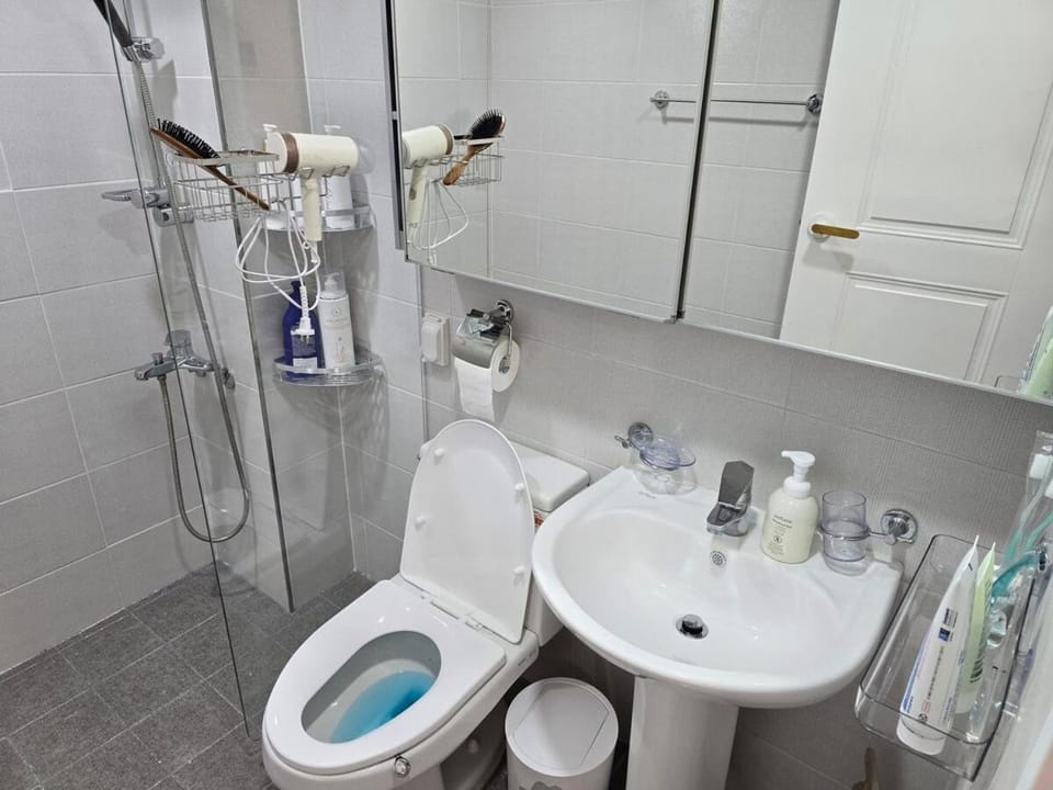 6-minute walk to Jeonpo Station, free parking, free luggage storage, premium 6th floor private house for 8 people Apartment in Busan
