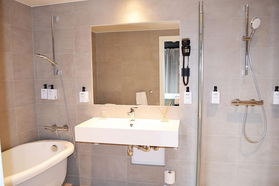 Bathroom, Photo of the whole room, On site