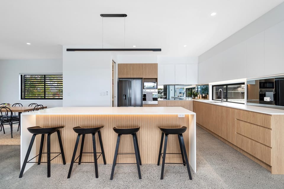 Kitchen or kitchenette, Dining area, oven