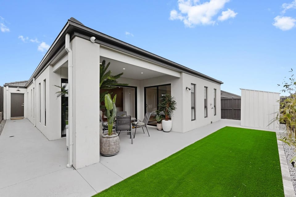 Spacious 4-Bedroom Retreat 2 Living Areas House in Little River