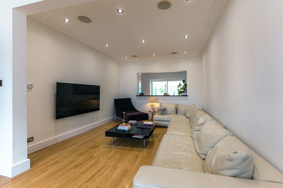 Luxury 6 bed House close to Wembley stadium House in Edgware