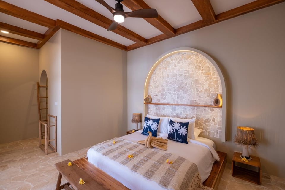 Photo of the whole room, Bedroom, towels