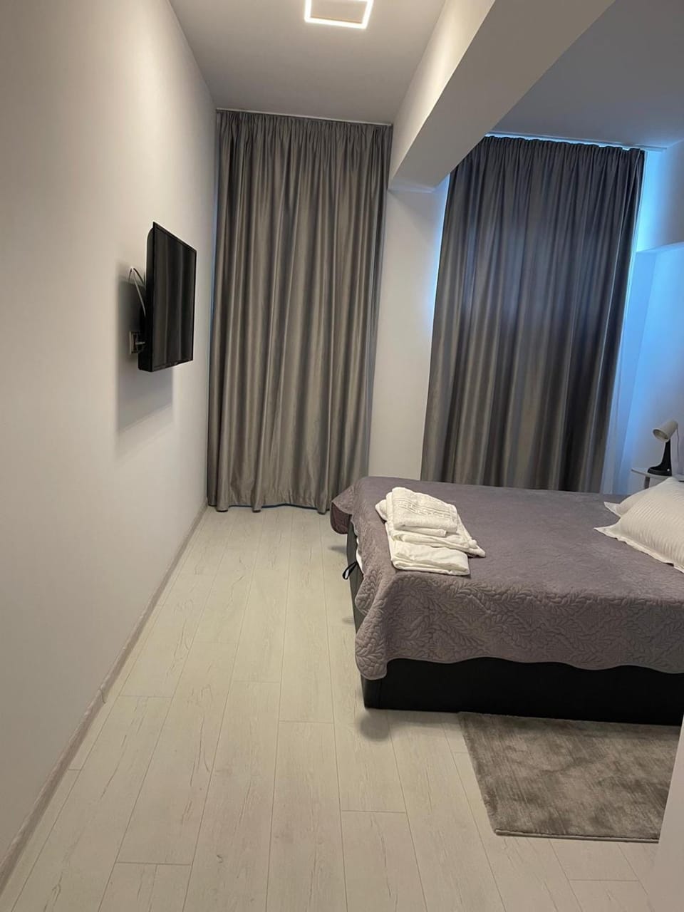 Bed, TV and multimedia, Photo of the whole room, Bedroom, towels
