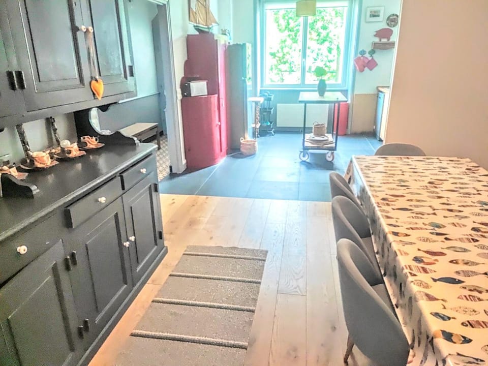 Kitchen or kitchenette, Living room