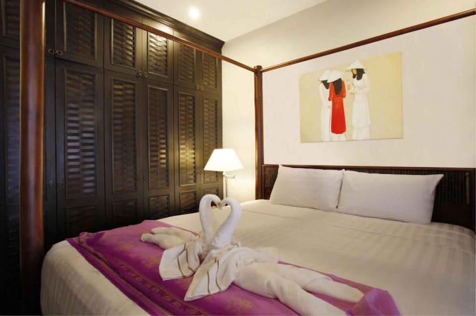 Bedroom, towels, wardrobe, air conditioner