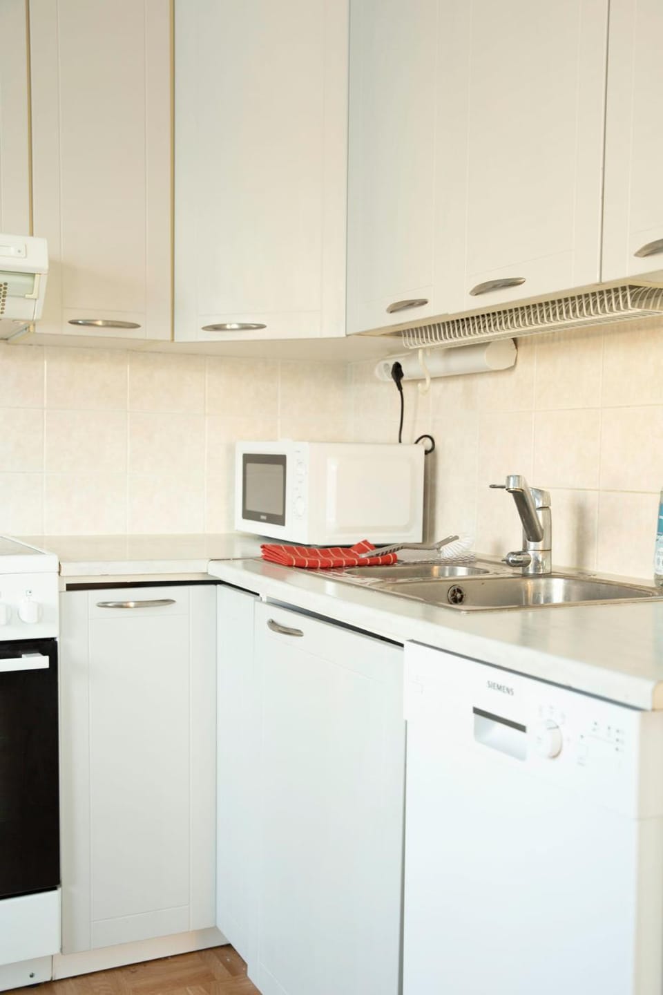 Kitchen or kitchenette, dishwasher, oven