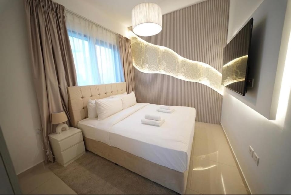 Modern Flat close to Burj Khalifa with stunning pool Apartment in Dubai