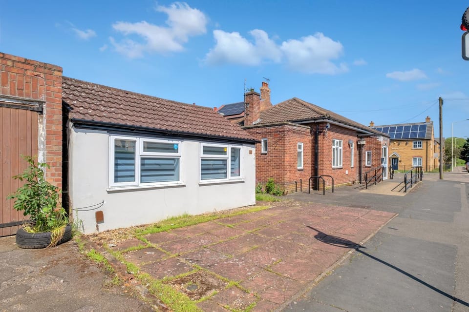 Unique Split-Level Studio with Free Parking House in Huntingdonshire District