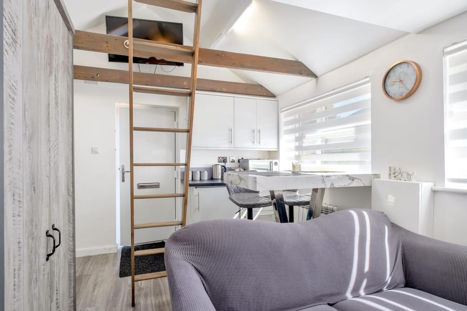 Unique Split-Level Studio with Free Parking House in Huntingdonshire District