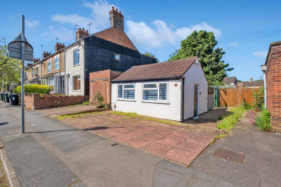 Unique Split-Level Studio with Free Parking House in Huntingdonshire District
