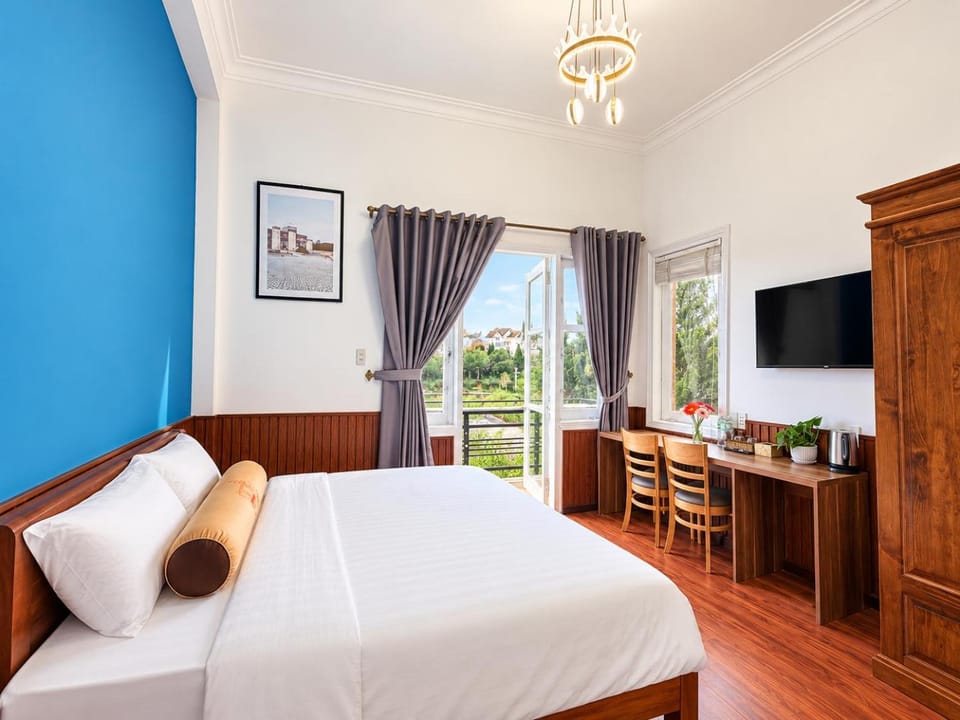 Bed, TV and multimedia, Photo of the whole room, Bedroom