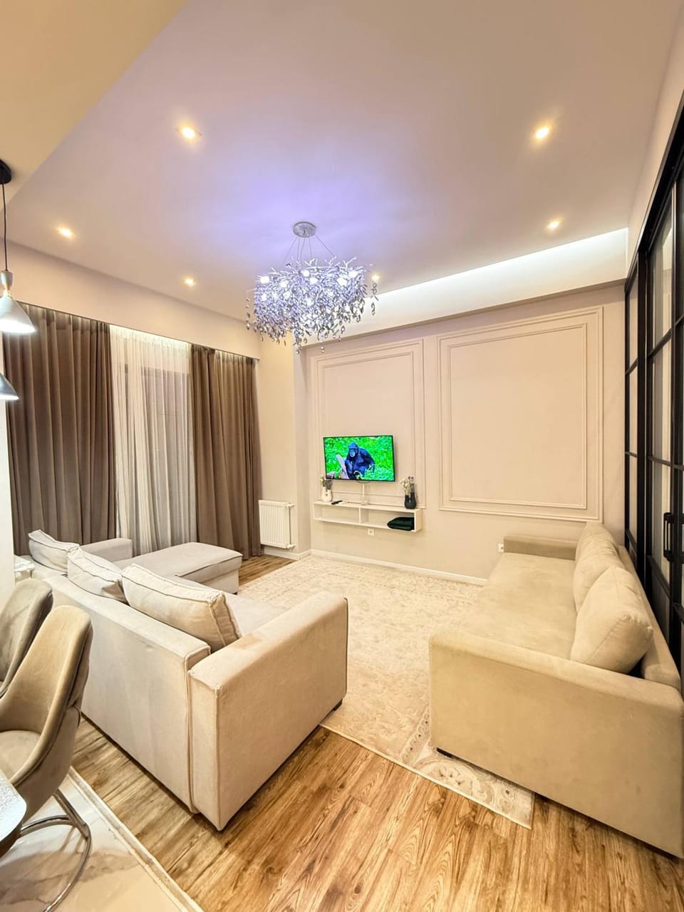 Communal lounge/ TV room, Bed, TV and multimedia, Living room, Photo of the whole room, Seating area, Evening entertainment, Bedroom