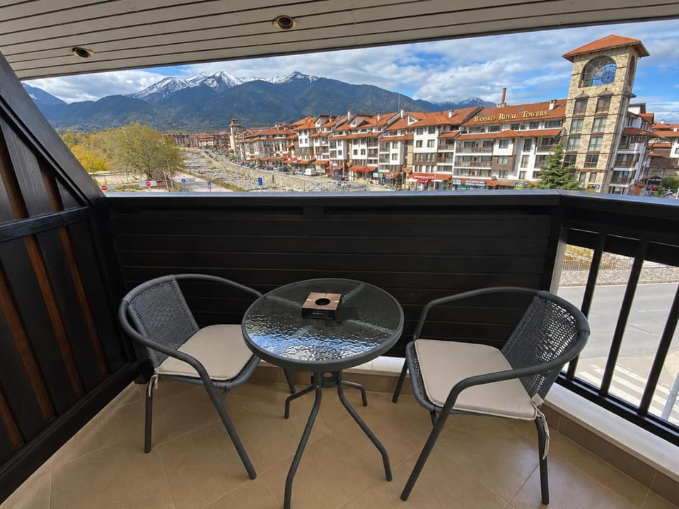 Natural landscape, Balcony/Terrace, Dining area, Mountain view