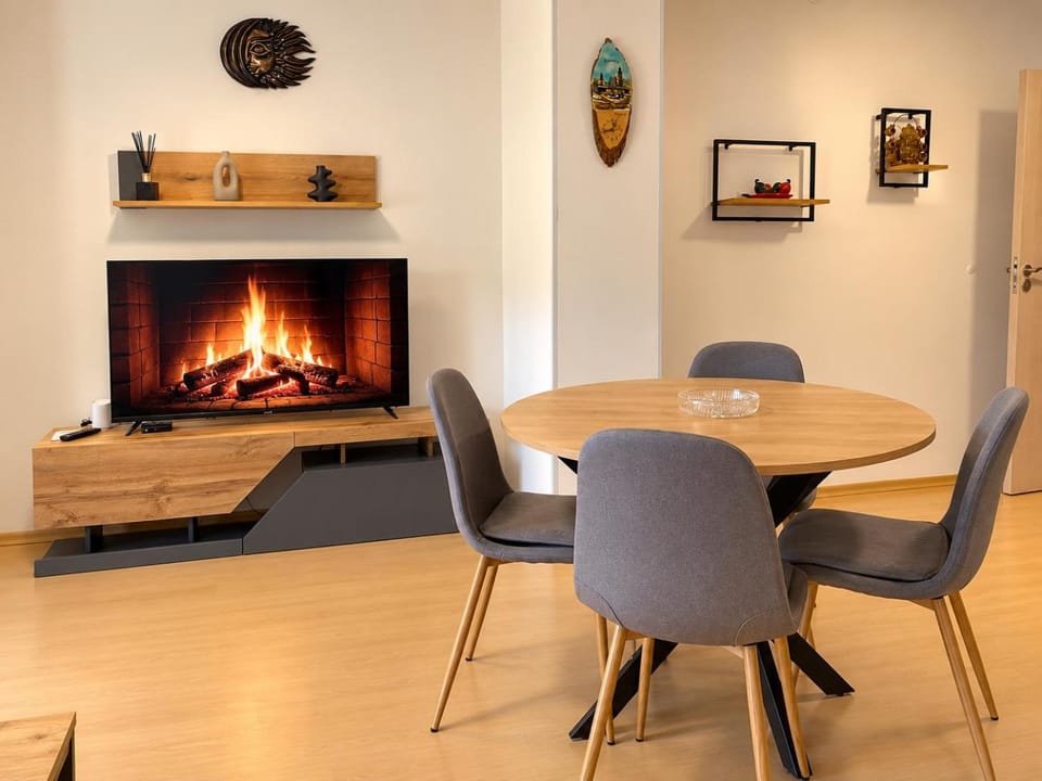 TV and multimedia, Living room, Dining area, internet