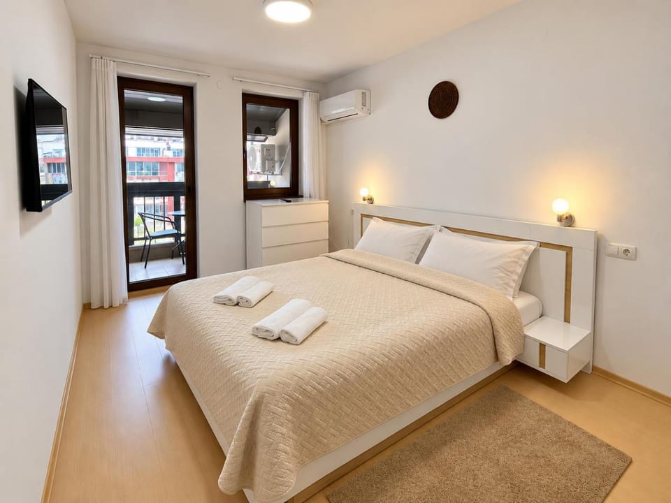 Bed, TV and multimedia, Bedroom, internet, towels, air conditioner