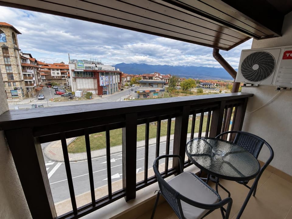 Natural landscape, Balcony/Terrace, Dining area, Mountain view