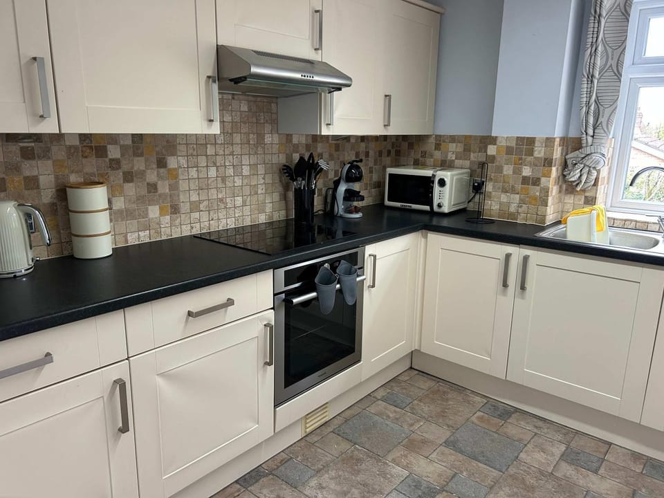 2 Bed Fair Oak Annexe Sleeps 4 Parking House in Eastleigh District