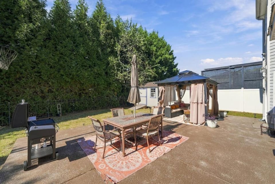 Uptown 6BR - Gazebo - BBQ - Backyard - Sleeps 12 House in Concord
