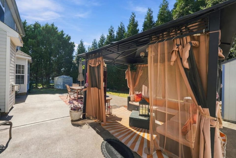 Uptown 6BR - Gazebo - BBQ - Backyard - Sleeps 12 House in Concord