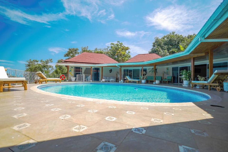 Family Villa with Pool Villa in Runaway Bay
