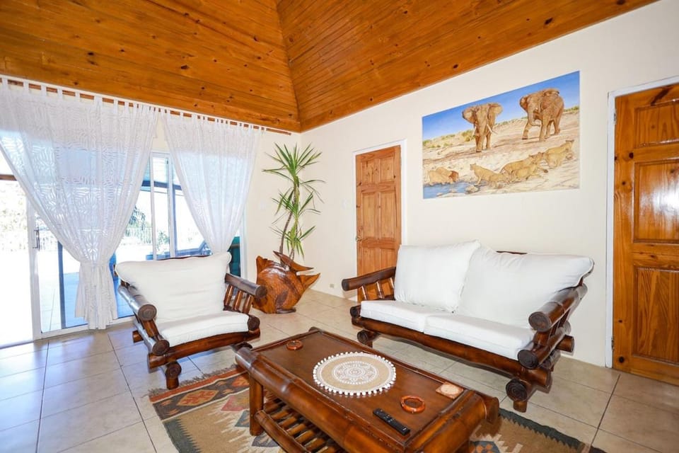 Family Villa with Pool Villa in Runaway Bay