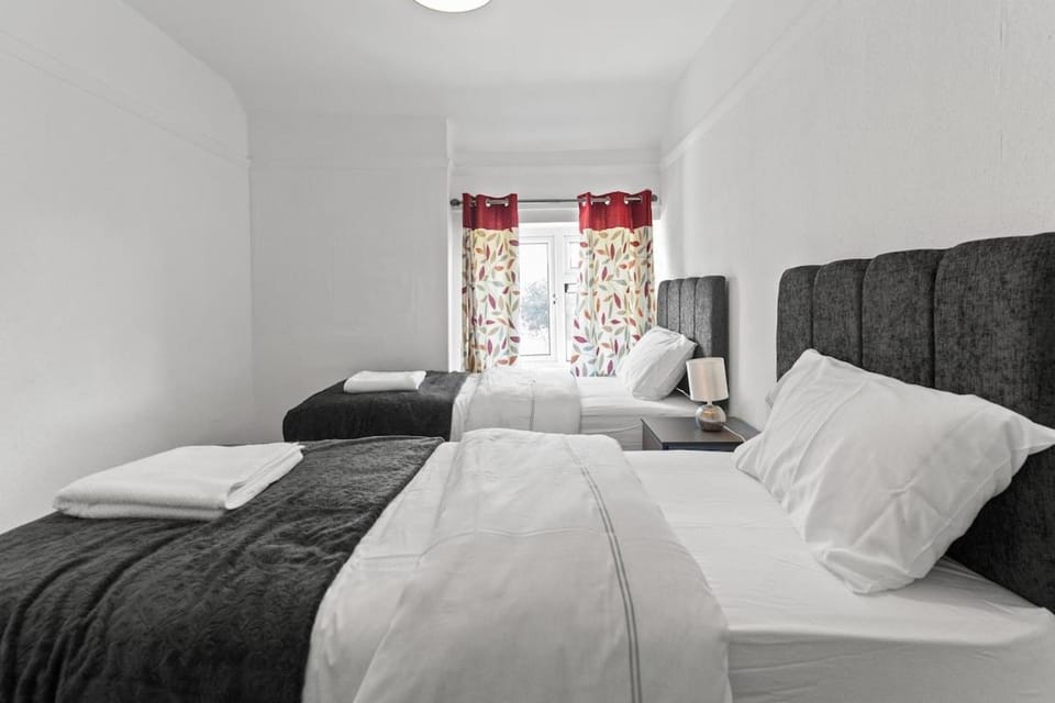 Home Away - Entire 3 Bed Room House Walsall House in Walsall