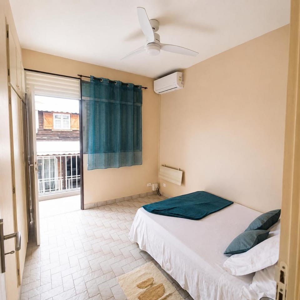 Bed, Photo of the whole room, fireplace, air conditioner