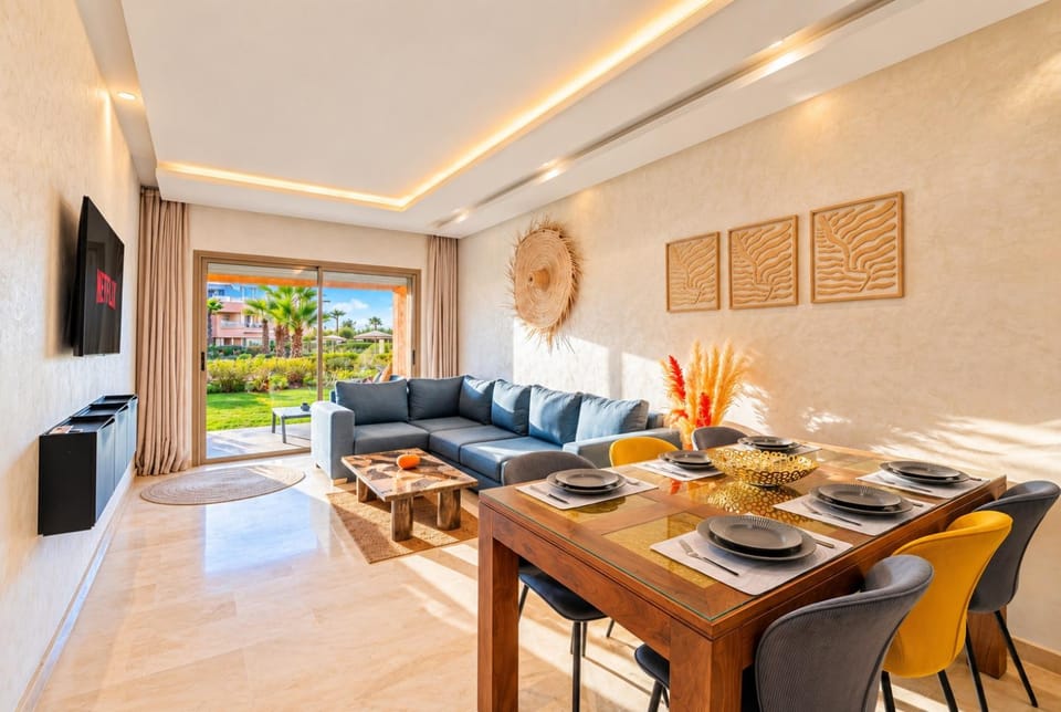 Communal lounge/ TV room, TV and multimedia, Living room, Food and drinks, Dining area, Food
