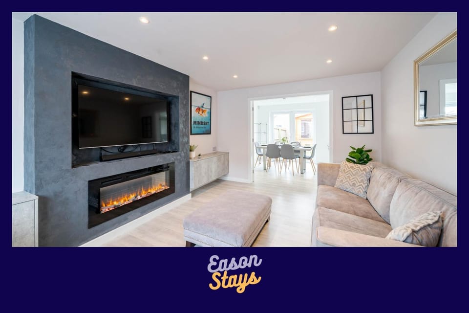 Spacious 2 Bedroom Rochdale Home with Private Driveway, Hosted by Eason Stays House in Rochdale