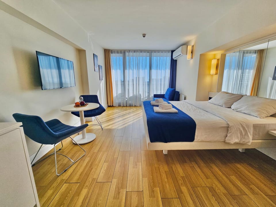 Bed, TV and multimedia, Living room, Photo of the whole room, Seating area, Bedroom