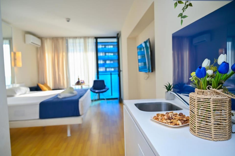 Bed, TV and multimedia, Photo of the whole room, Bedroom, towels