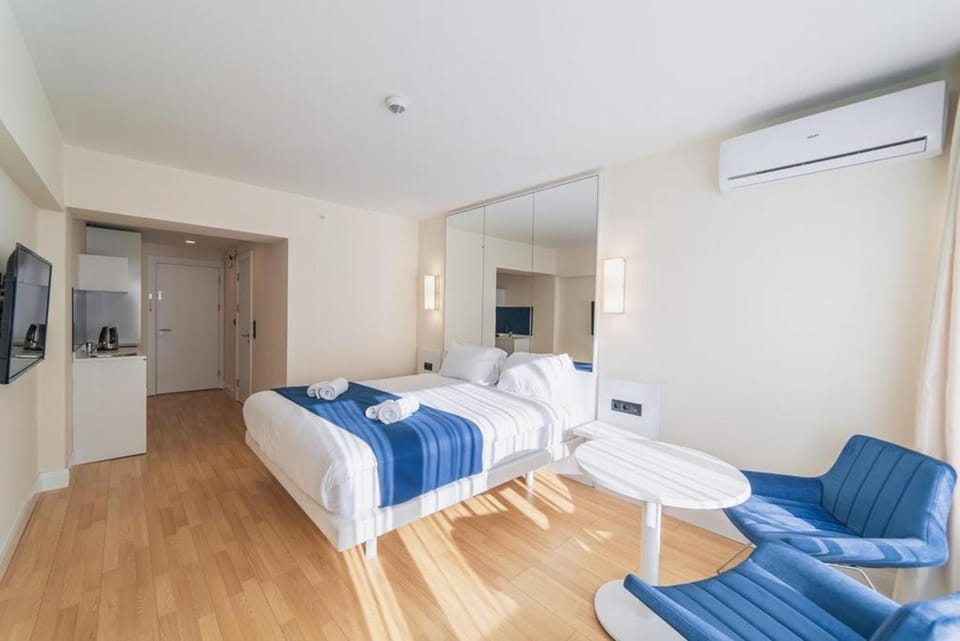 Bed, TV and multimedia, Living room, Photo of the whole room, Seating area, Bedroom, sunbed, air conditioner