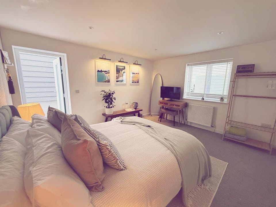 TV and multimedia, Photo of the whole room, Bedroom