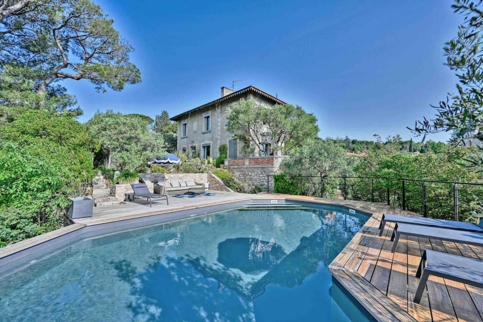 Property building, Day, Swimming pool